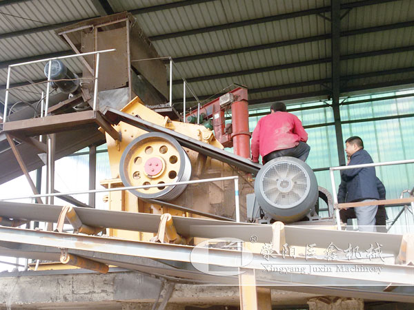 破碎設(shè)備維護(hù)現(xiàn)場(chǎng)